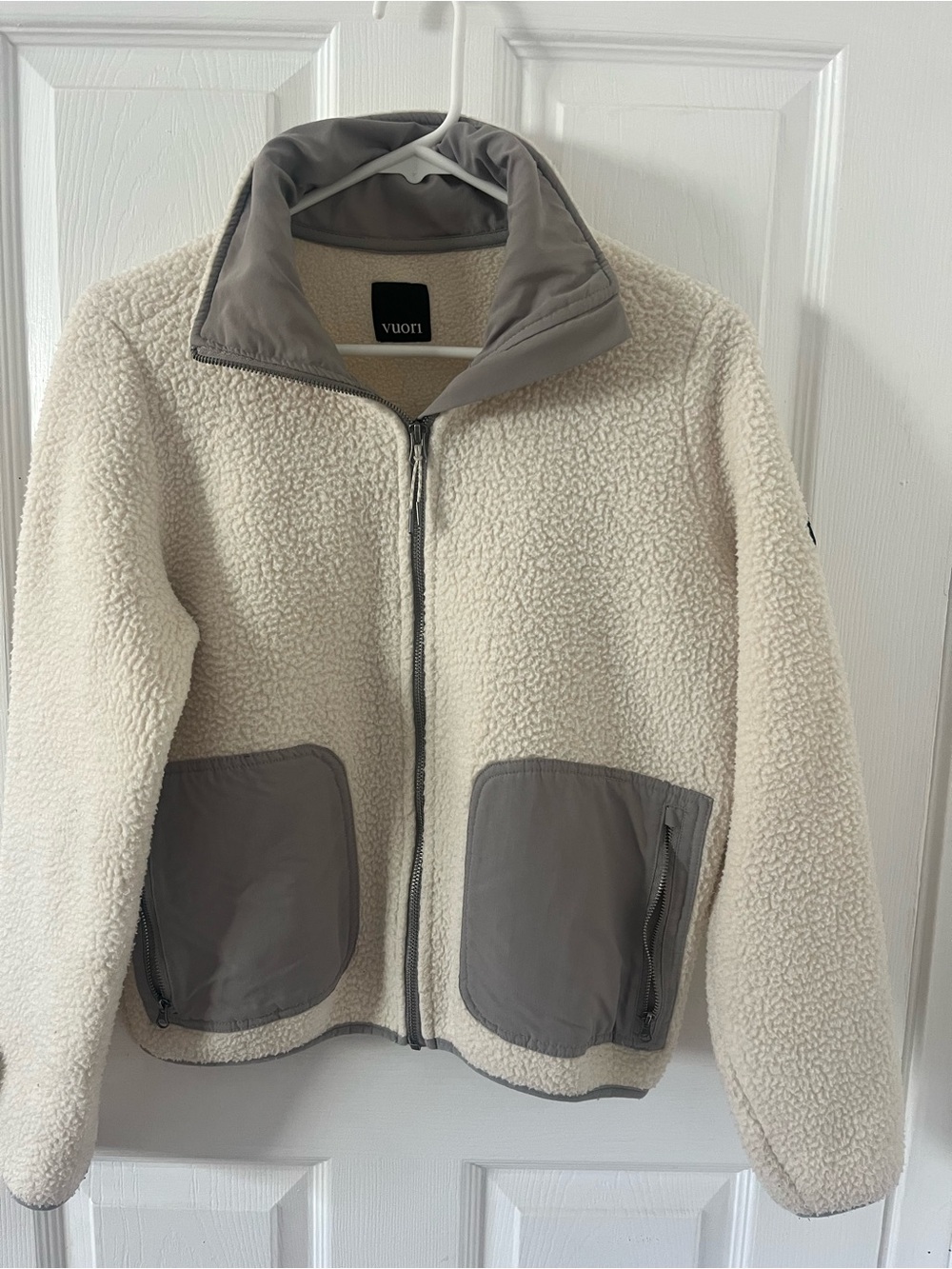 Vuori Alpine Sherpa Jacket cream with Gray pockets and Trim cozy and comfy XS